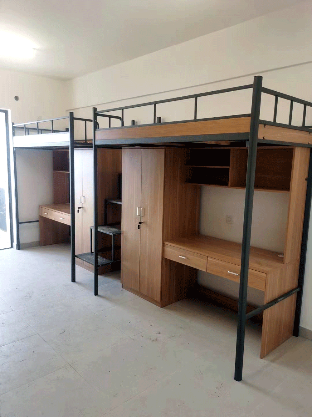 木质两组双层公寓床